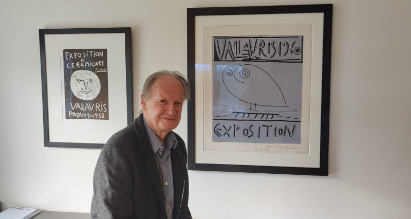 Fred Mulder with a signed lino-cut print for a poster advertising an exhibition in 1960