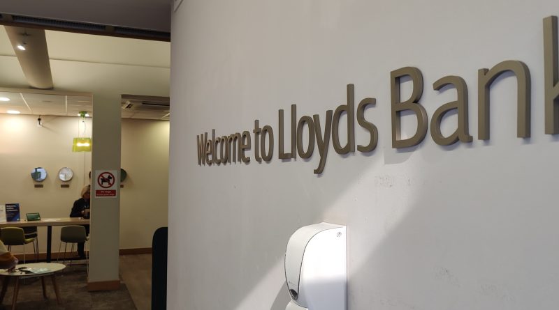 Lloyds Bank Totnes Image by Peter Shearn
