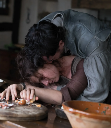 Agnes (Jessie Buckley) and her husband, the playwright (Paul Mescal) in Hamnet